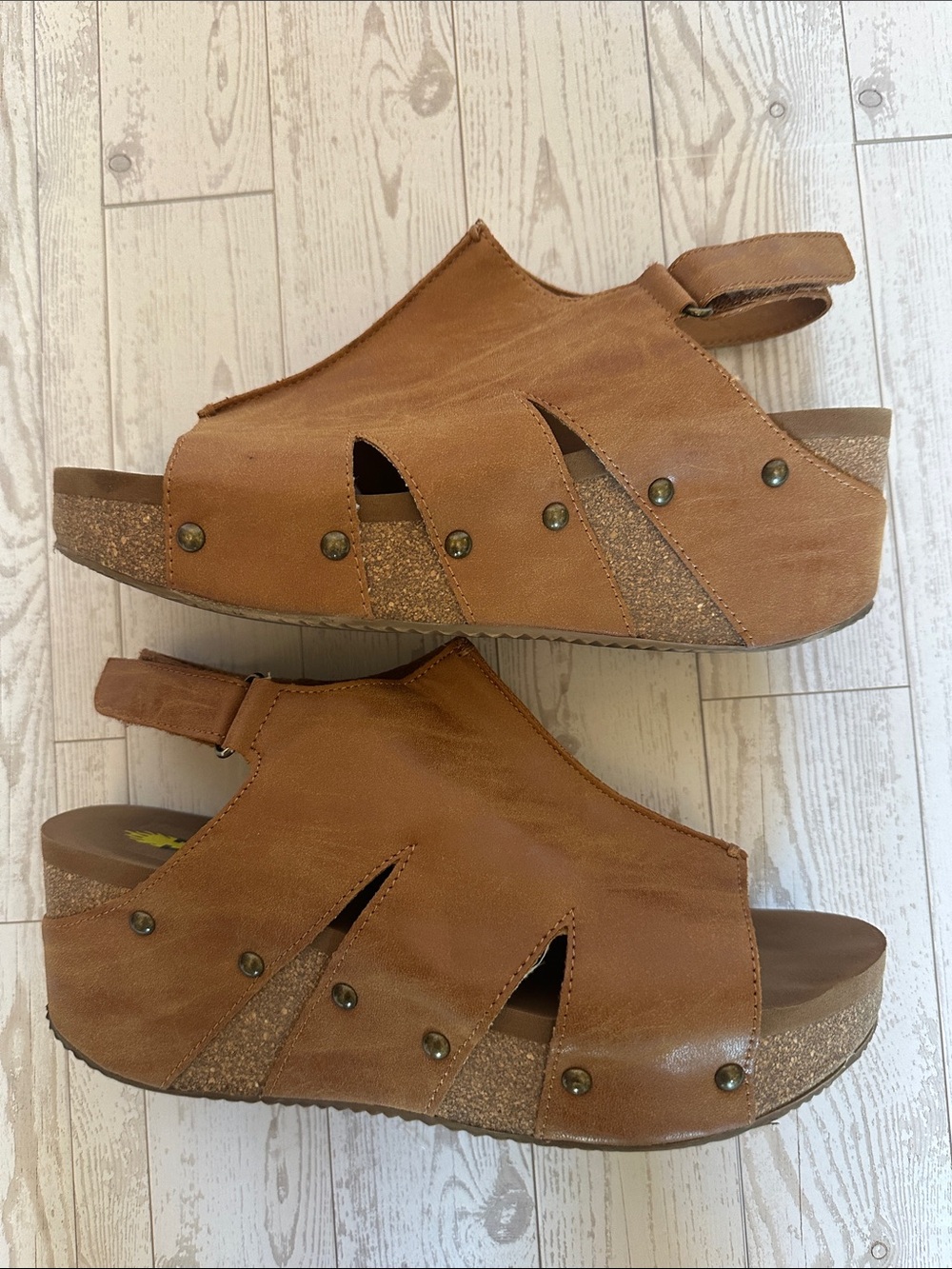 Volatile Montpelier Brown Suede Studded Wedge Sandals Peep Toe Size 9